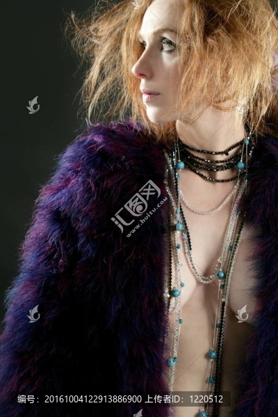 美麗性感的紅發(fā)女人衣服和首飾；