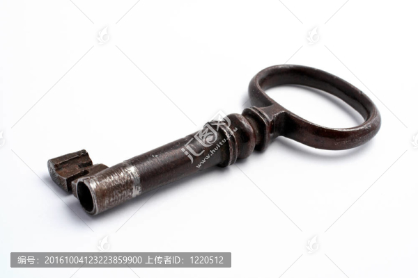 白色背景上的舊鑰匙
