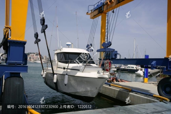碼頭起重機升降漁船