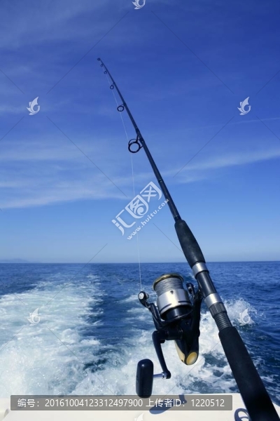 船上的魚竿和卷軸；在藍(lán)色海洋中捕魚