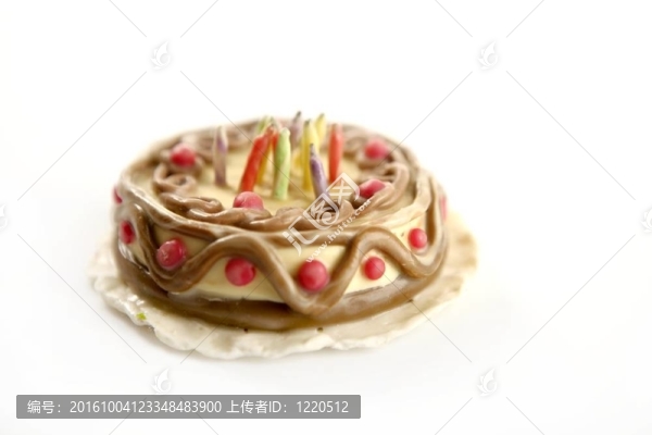 玩具橡皮泥生日蛋糕在白