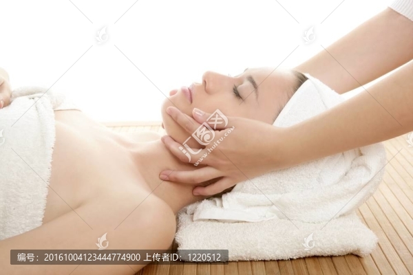 美女用白毛巾按摩臉部
