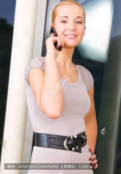 可愛的女人帶手機