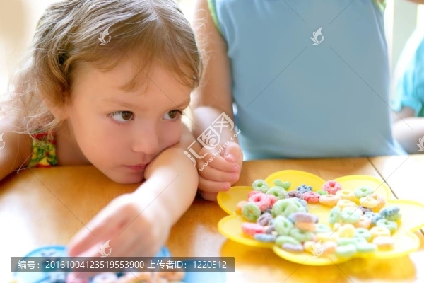 兩個小妹妹在一起吃飯