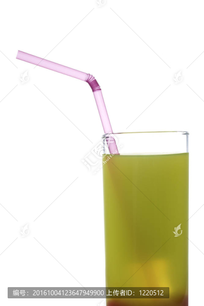 櫻桃和稻草鮮榨獼猴桃汁