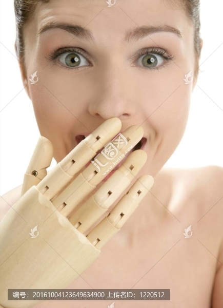 女人肖像微笑著模特的手