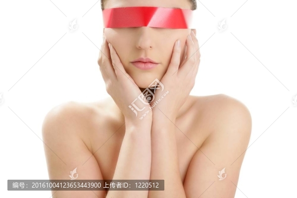 美麗的女人頭像與雙手在頭上