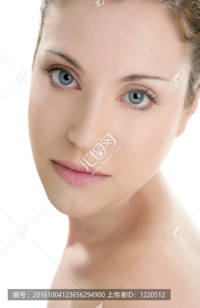 在工作室的年輕漂亮女人肖像