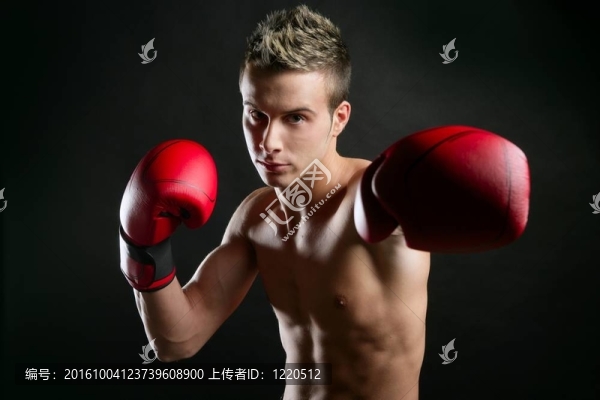 在工作室里分離的年輕拳擊手