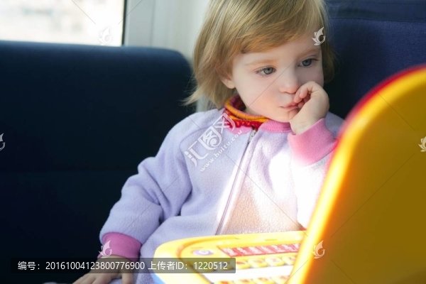 漂亮的幼兒玩具電腦小女孩