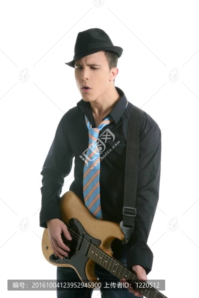 年輕性感的男吉他手；領帶和黑色帽子