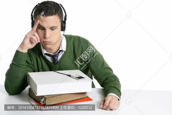 年輕的學(xué)生，桌子上有書的男孩