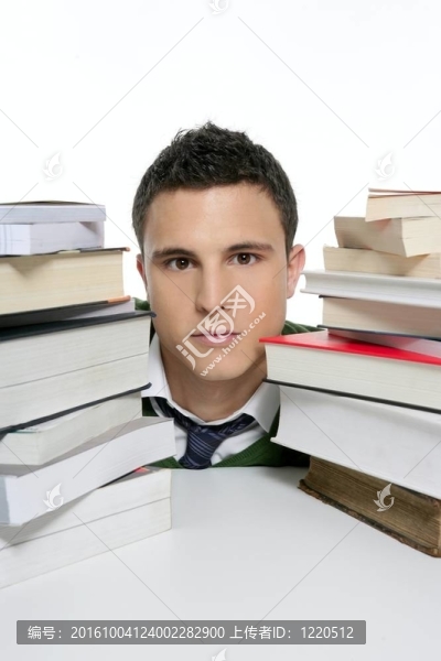 年輕不快樂的學(xué)生疊著書