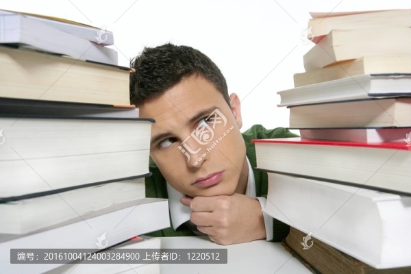 年輕不快樂的學生疊著書