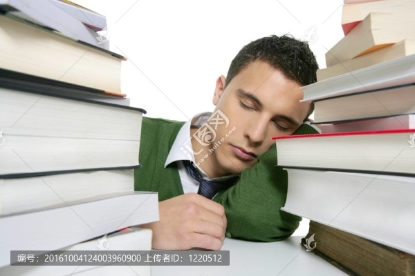 男學生在書桌上堆書睡覺
