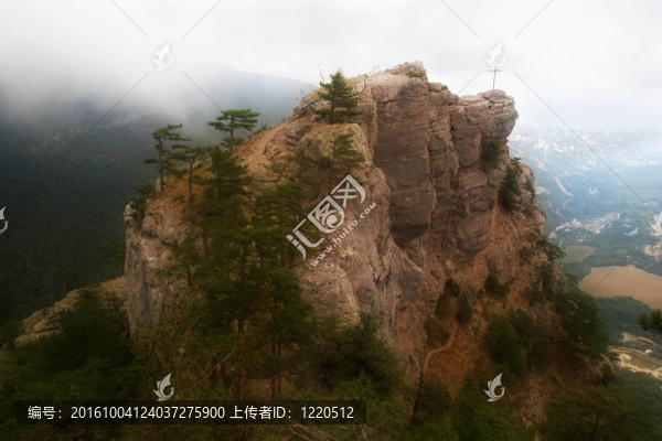 講臺(tái)上的巖石