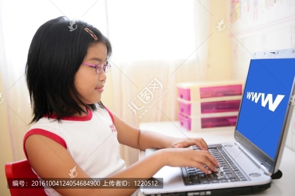 桌上玩筆記本電腦的亞洲女孩