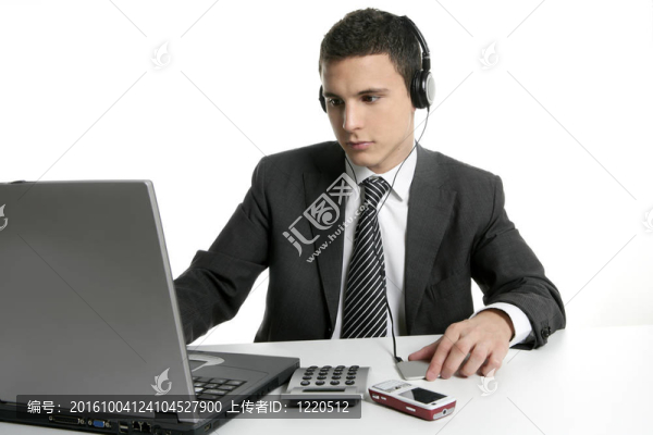 隨著筆記本電腦聽(tīng)MP3音樂(lè)的商人