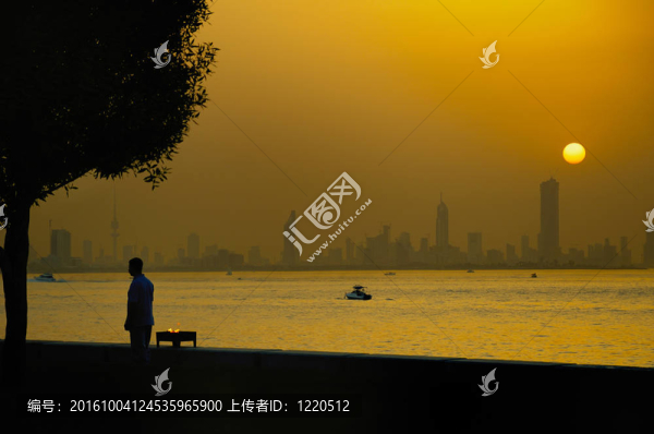 在海上的日落，在科威特城。