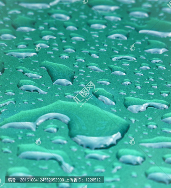 在藍(lán)綠色金屬的雨滴