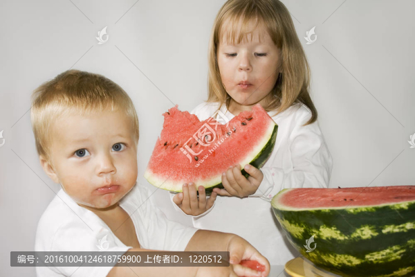 兩個(gè)孩子吃西瓜