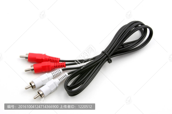 在白色背景上的紅色和白色音頻電纜；隔離。