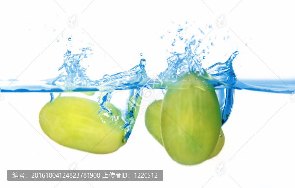 水里的葡萄