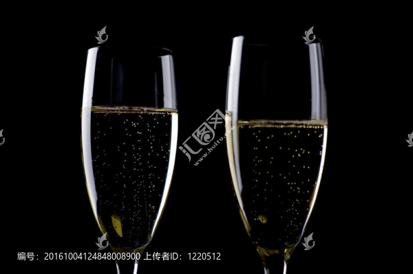黑宏上的兩杯香檳