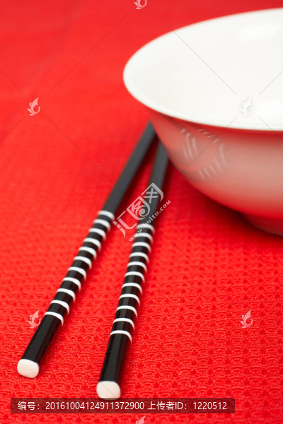 一雙筷子和白碗