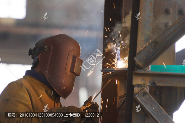 焊工在工作
