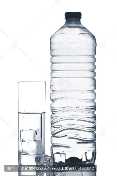 瓶和礦泉水的冰塊