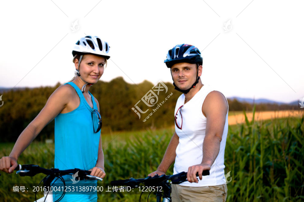 騎自行車的夫婦