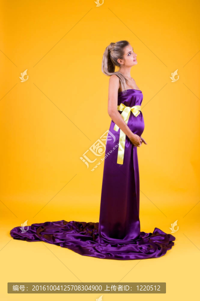黃色背景上的金發(fā)女郎