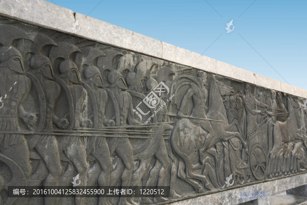 希臘古代亞力山大紀(jì)念碑上的希臘古代相似的牌匾；在塞薩洛尼基