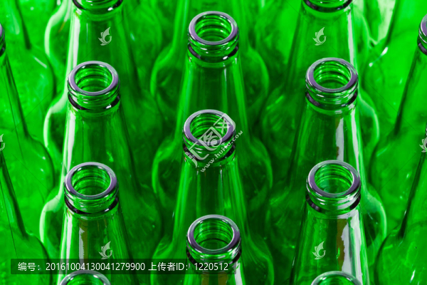 一排排綠色啤酒瓶