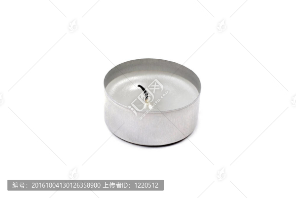 在白色背景上用過的茶燈。