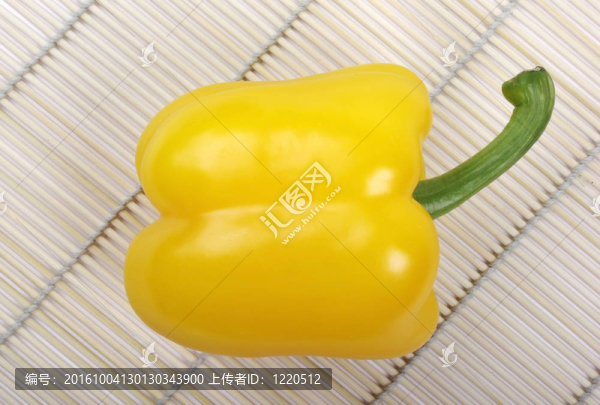 黃色甜椒放在木制的亞洲墊。工作室拍攝。