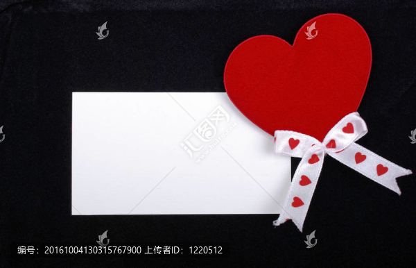 黑絲絨背景上的紅色心型隔離卡。為你的設計的空白空間。