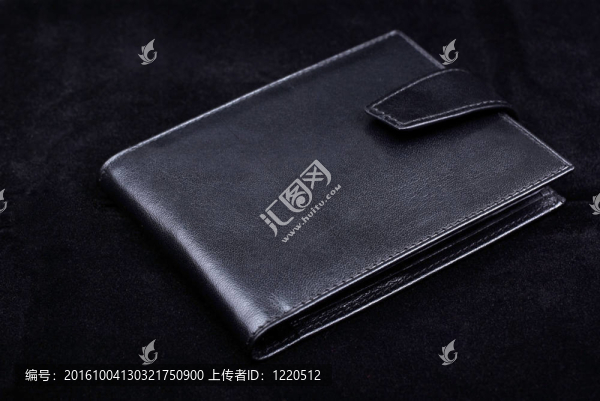 新錢包由高品質(zhì)的皮革隔離黑色天鵝絨背景。工作室拍攝。
