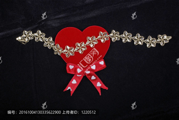 黑色天鵝絨背景的紅色心型手鏈。