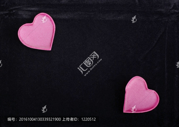 黑色天鵝絨背景上的兩顆粉紅色的心。為你的設(shè)計(jì)的空白空間。