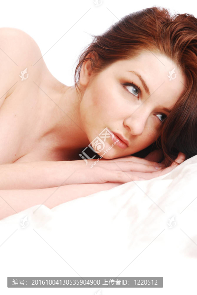 美麗的黑發(fā)女人醒來在白色的床