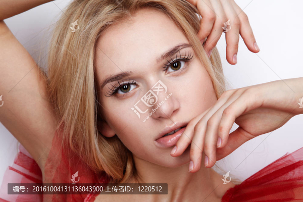 穿紅裙子的女孩