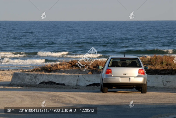 車停在海邊；帕德里島；美國德克薩斯