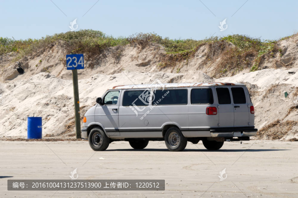 在德克薩斯南部的海灘上行駛的舊面包車；美國