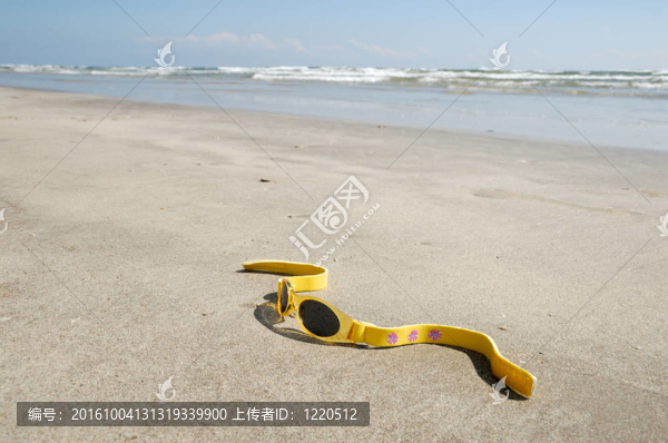 沙灘上的太陽眼鏡
