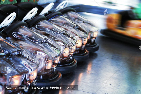 游樂(lè)場(chǎng)的汽車