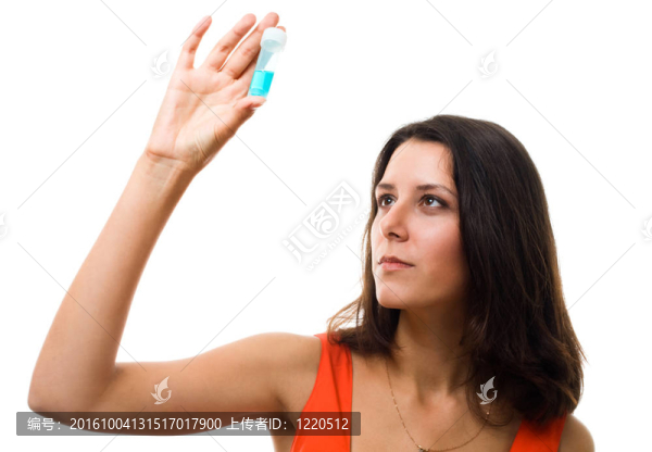女人看藍(lán)色試管和思考