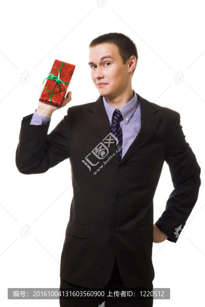 年輕人拿著小禮物
