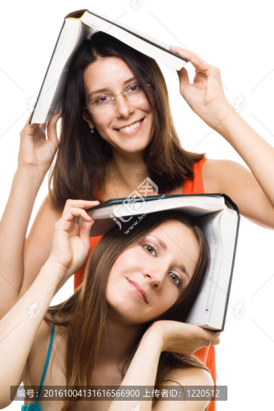 兩個快樂的女朋友一起看書和微笑